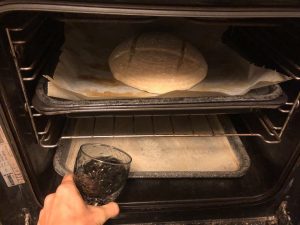 Naty ukazuje, ako naliať vodu do plechu pri sádzaní chleba do rúry
