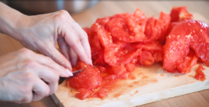 Chuť od Naty krája paradajky na zapečené cestoviny