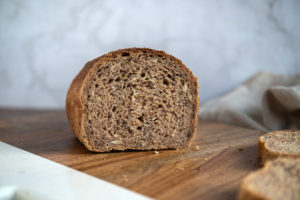 jednoduchý recept na špaldový kváskový chlieb s celozrnnou múkou