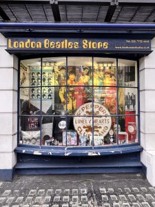 Naty našla obchod pre fanúšikov Beatles v Londýne